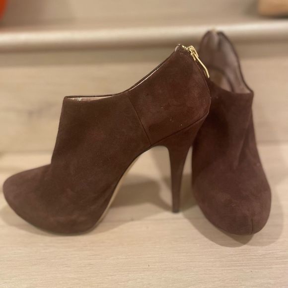 VINCE CAMUTO SUEDE  'JERRELL' HEELED BOOTIE IN CAROB SIZE 7 - Picture 1 of 12